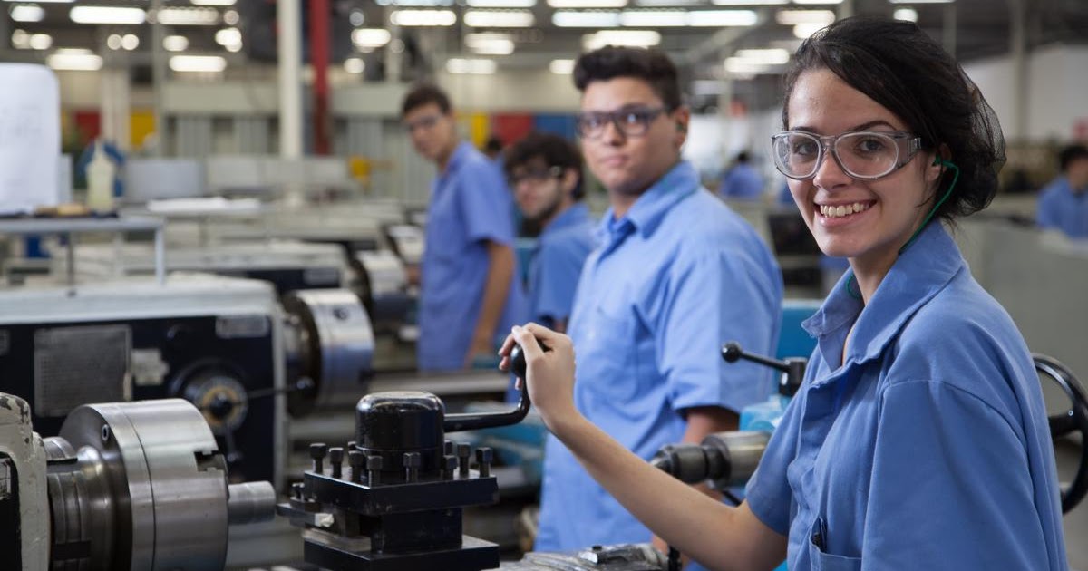 Funcionários satisfeitos trabalhando na indústria